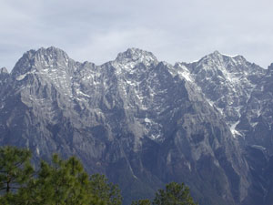 虎跳峡の対面に見える山々
