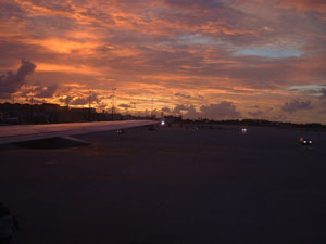 日の出直前のマイアミの空港