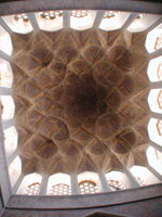 イスファハンの	アーリーガープ宮殿の音楽室の天井 