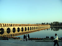  イスファハンの昼のスィーオ橋