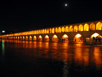 イスファハンの夜のスィーオセ橋 