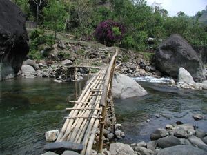 アンナプルナサーキット・クディから竹の橋を渡る 