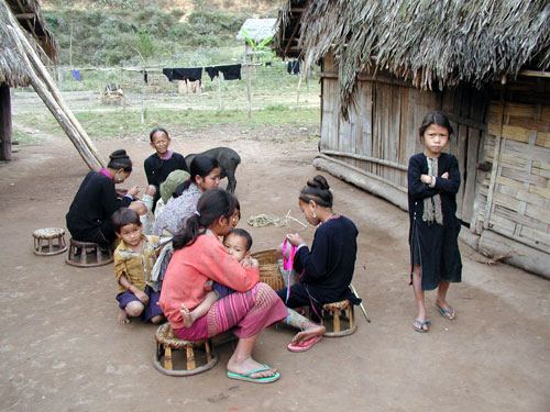 ランテン族の村で編み物をしている女性
