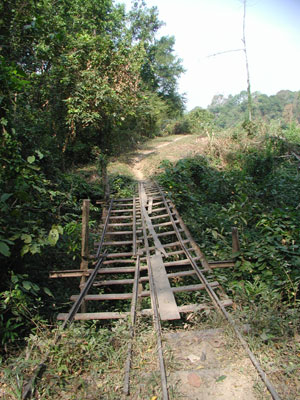 コン島鉄道跡で作った橋