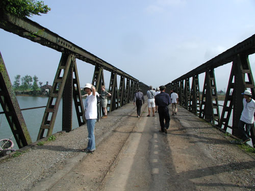 ベトナム17度国境ラインの橋の上