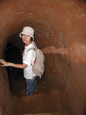 ベトナム戦争で使われた地下トンネルの中