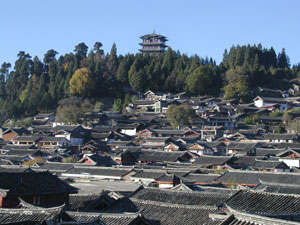 黒い瓦屋根が並ぶ麗江古城 